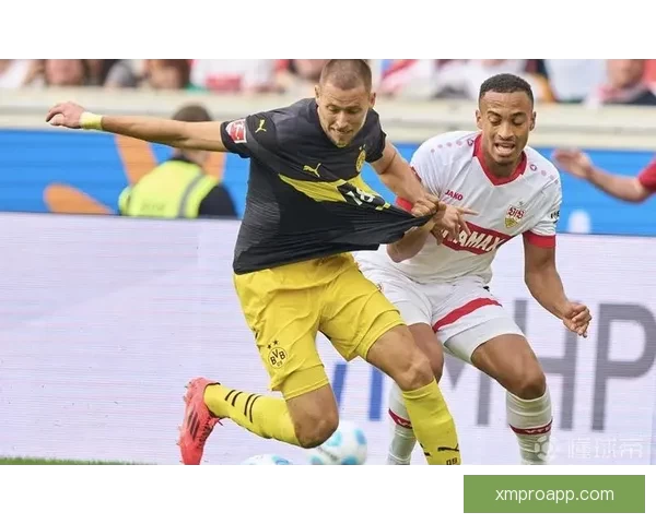 斯图加特球迷愤怒扔折叠椅场上冲突引发争议